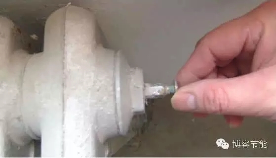 老暖氣片用手?jǐn)Q松排氣