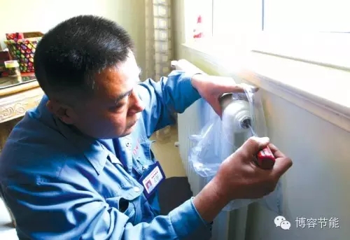 排氣時(shí)塑料袋接住水